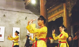 Hát múa “Bỏ bộ” tại đình Kim Ngân của CLB Ca trù Hà Nội Ảnh: N.M.Hà