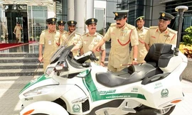 Cảnh sát Dubai và Can-Am Spyder.
