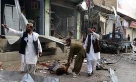 Cảnh sát Pakistan đứng bên ngoài chiếc xe buýt chở các nạn nhân của vụ tấn công. Ảnh: AFP.