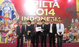 TS. Hoàng Lê Minh (Viện trưởng Viện công nghiệp phần mềm và nội dung số Việt Nam ) và đoàn dự thi FPT IS tại lễ trao giải