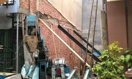 Nhà ba tầng nghiêng, người dân hoảng loạn bỏ chạy 