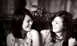 Yêu cả hai chị em song sinh