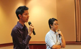 Anh Lương Thế Huy và chị Châu Loan, nhân viên dự án của ICS trò chuyện tại hội thảo Ảnh: Mi Ly