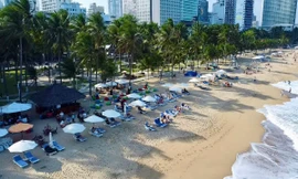 Ghế dù 'chiếm hết' bãi biển Nha Trang 