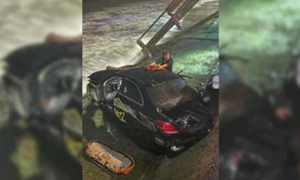 Tài xế lái xe Mercedes lao xuống biển Nha Trang ra trình diện 