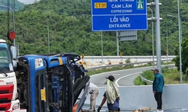 Xe tải bị lật tại lối rẽ cao tốc Nha Trang - Cam Lâm, tài xế và phụ xe tử vong