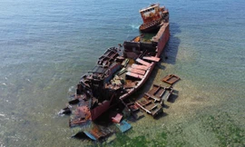 Tháo dỡ tàu mắc cạn, từng là điểm check-in nổi tiếng của giới trẻ 