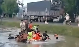 Phú Yên: 13 người trong ô tô thoát chết khi xe lao xuống mương nước sâu