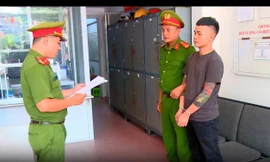 Tạm giữ đối tượng hành hung nhân viên y tế 