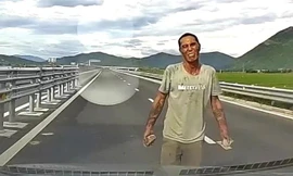 Người đàn ông cầm đá, chặn đầu ô tô trên cao tốc Vân Phong - Nha Trang