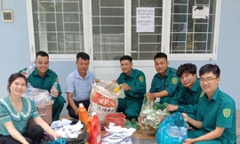 Gom ve chai, giấy vụn đổi bữa ăn miễn phí cho trẻ miền núi 