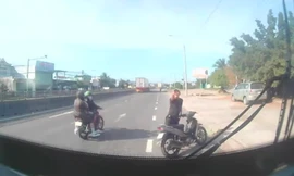 Công an làm việc với đối tượng hành hung tài xế xe buýt trước trạm CSGT