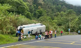 Xe chở 25 người lật nhào trên đèo nối Nha Trang - Đà Lạt