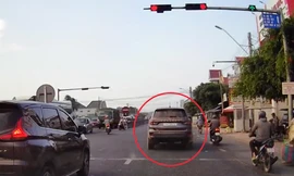 Lái xe vượt đèn đỏ bị người dân quay clip, tài xế bị phạt 19 triệu đồng