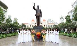 Thí sinh Hoa hậu Việt Nam dâng hoa tại tượng đài Bác Hồ 