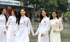 Thí sinh Hoa hậu khiến du khách ngẩn ngơ trên phố đi bộ