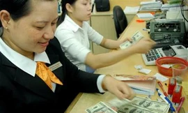 Tìm nguyên nhân ngân hàng bất ngờ đua ‘xả’ USD