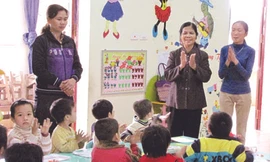 Các cô giáo làng Đại Tự tại lớp học mầm non xã Thanh Khương