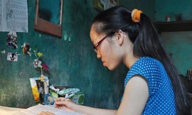 Thủ khoa Bùi Phương Thảo bên góc học tập nhỏ