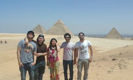 Huyền Chip và các bạn trẻ tại Kim Tự Tháp (Ai Cập)