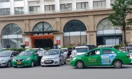 lái xe taxi chờ đợi ở trung tâm thương mại mong có khách. 