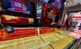 Sau chạm đáy, giá vàng thế giới dần phục hồi, vàng trong nước neo cao