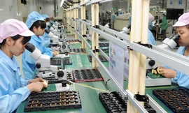 Việt Nam có nhiều điều kiện để phát triển công nghiệp bán dẫn. Trong ảnh, công nhân tại nhà máy lắp ráp vi mạch. (Ảnh minh hoạ, ST). 