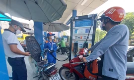 Bộ Tài chính đề xuất thuế bảo vệ môi trường 1.000 đồng/lít trong năm 2023. Ảnh minh hoạ 