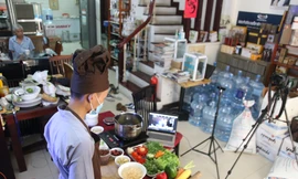 Nhà hàng đồ chay dạy trực tuyến thông qua zoom. 