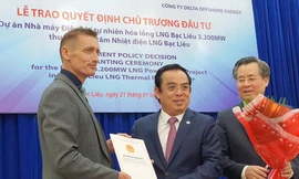 Lãnh đạo tỉnh Bạc Liêu trao quyết định chủ trương đầu tư dự án nhà máy điện khí tự nhiên hóa lỏng (LNG) Bạc Liêu