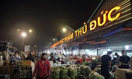 Hơn 700 tấn rau, hoa quả về chợ đầu mối Thủ Đức trong ngày Tết. 
