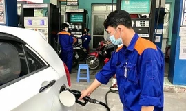 Bộ Tài chính không đồng ý đề xuất thu phí đường bộ qua xăng dầu. (Ảnh minh họa, ST). 