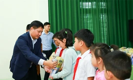 Ông Bùi Ngọc Dương - Phó Bí thư Đảng ủy, Tổng Giám đốc BSR trao quà cho các em học sinh nghèo hiếu học.