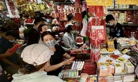 Một số đồ lễ đầu năm cầu may giá bán gấp đôi. 