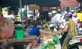 Hàng quán đóng cửa, người dân tăng cường mua thực phẩm nấu ăn tại nhà. 