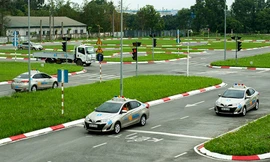 Nếu áp dụng mức phí mới như đề xuất của Bộ Tài chính, tổng số tiền người dự sát hạch phải đóng để hoàn thành đợt thi sát hạch cấp bằng lái ôtô (hạng từ B1 đến F) tăng từ 450.000 đồng lên 630.000 đồng. Ảnh minh hoạ 