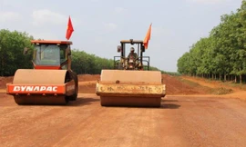 Người lao động làm việc xuyên Tết trên công trường. 