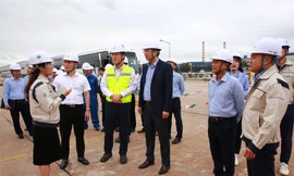 Phó Tổng Giám đốc BSR Mai Tuấn và đoàn công tác BSR khảo sát thực tế công trường chế tạo các thiết bị siêu trường, siêu trọng ở Doosan Vina.