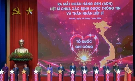 Thủ tướng Phạm Minh Chính và đại diện bộ ngành thực hiện nghi thức ra mắt ngân hàng gen liệt sĩ và thân nhân. 
