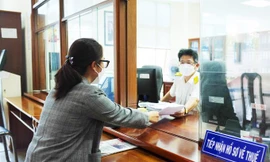 Người dân làm hồ sơ thuế tại cơ quan thuế. (Ảnh minh họa). 