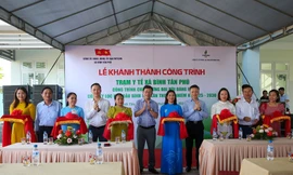 Các đại biểu cắt băng khánh thành công trình Trạm Y tế xã Bình Tân Phú