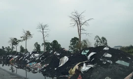 Sau 1 đêm, con đường biến thành bãi tập kết xỉ thải