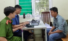 Tạm giữ đối tượng 'thông chốt' kiểm tra nồng độ cồn, tông vào CSGT