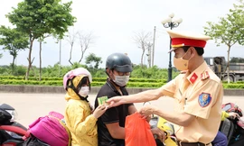 CSGT cửa ngõ thủ đô ‘tiếp sức’ người dân trở lại sau dịp lễ