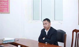 Bắt nguyên Trưởng phòng Kinh tế và hạ tầng Lạc Sơn, Hoà Bình