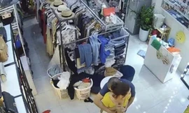 Khởi tố yêu râu xanh dùng dao khống chế chủ cửa hàng thời trang để hiếp dâm