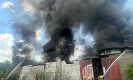 Khói lửa bao trùm nhà kho rộng gần 1.000m2 ở Hòa Bình