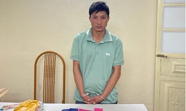 Bị bắt khi 'ôm' gần 12.000 viên hồng phiến và 1kg thuốc phiện đi tiêu thụ 