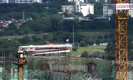 Chủ tịch Hà Nội chỉ đạo kiểm tra việc đổ bê tông trong mưa tại Dự án nhà ở xã hội Trung Văn 