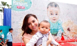 Dương Trương Thiên Lý lần đầu đưa ‘quý tử’ đi sự kiện